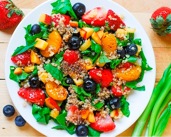 Ensalada de quínoa con espinacas, fresas y moras azules