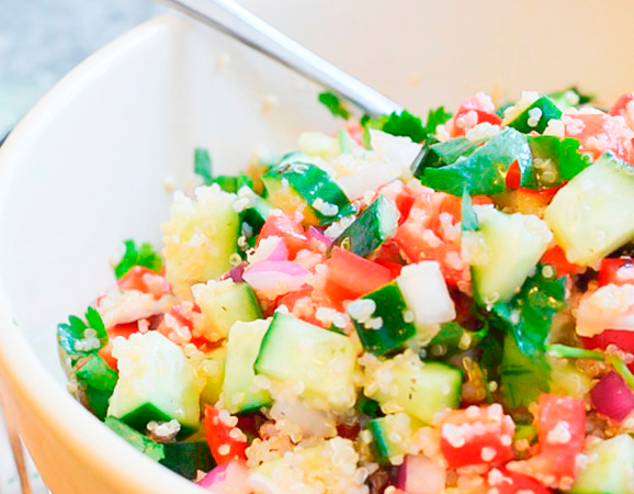 Ensalada de quinoa y pepino con perejil