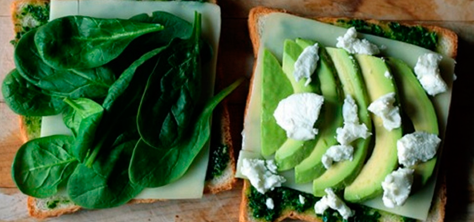 Sándwich con pesto de alga espirulina y aguacate