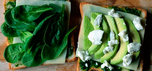 Sándwich con pesto de alga espirulina y aguacate
