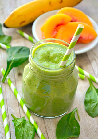 Smoothie de durazno, plátano y alga espirulina