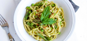 Espagueti con pesto y moringa