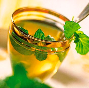 Té frío con sabor cítrico y a menta con stevia